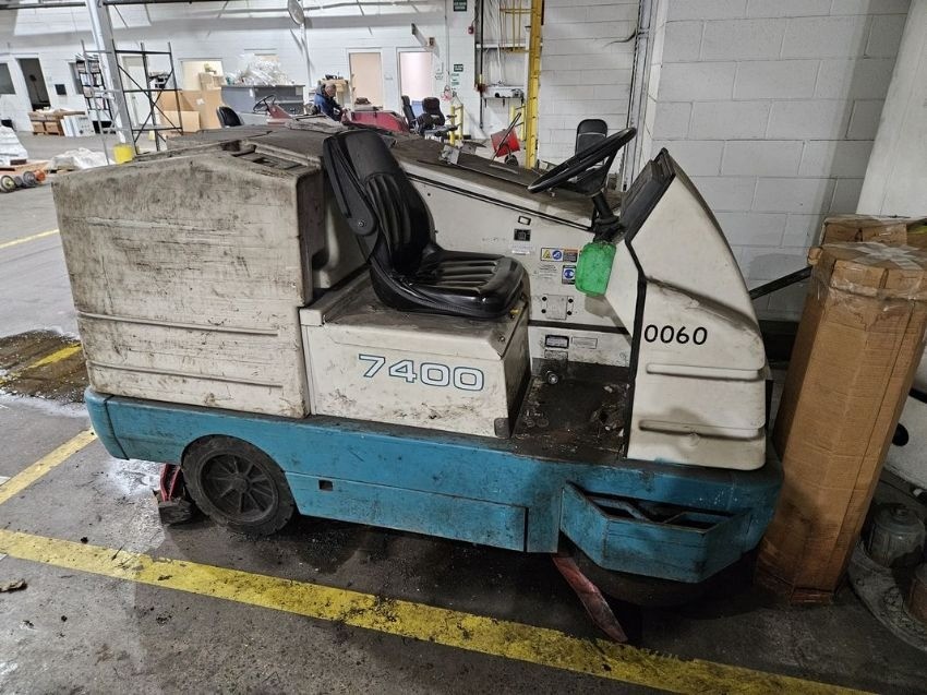Tennant 7400 Riding Floor Scrubber