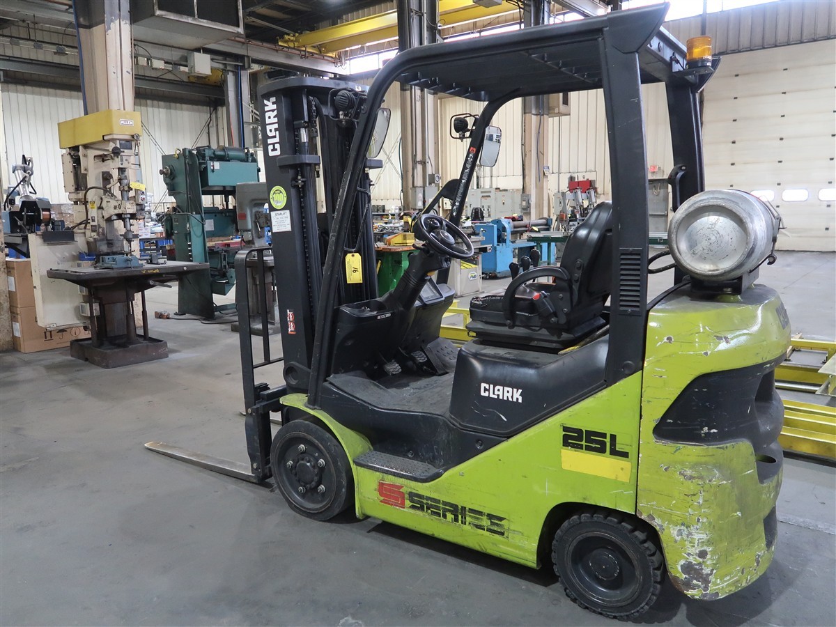 Clark S25C 5000 lb LPG Forklift