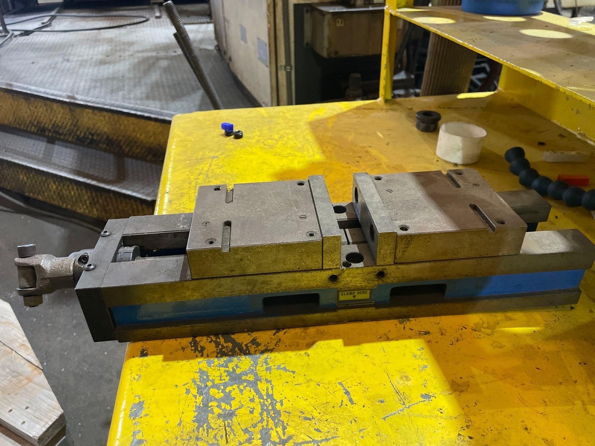 Kurt AngLock 4 vise Model SCD430 ,S/N 05252