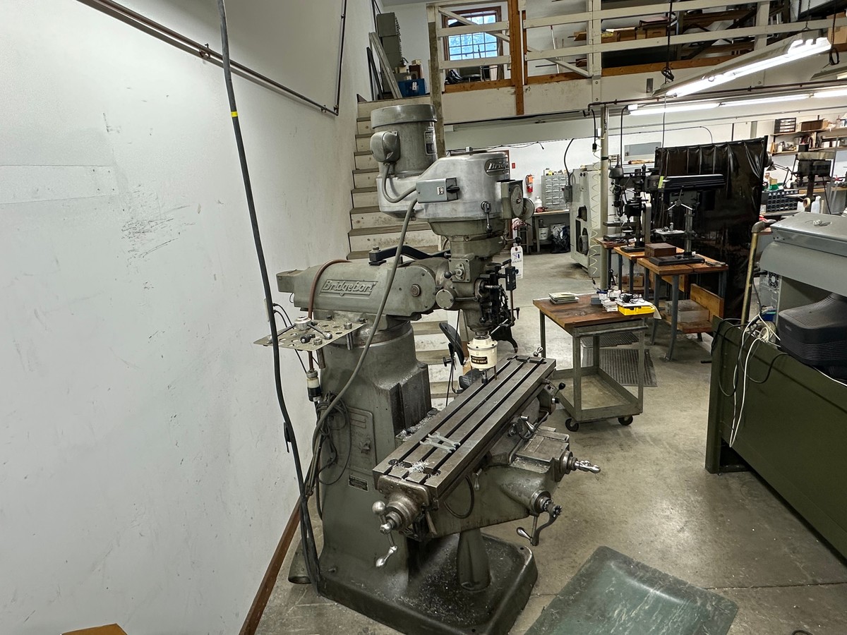 Bridgeport 1.5 HP, 3 Phase Milling Machine, 42" Table Has Accu-Rite 2 Axis Control w/Servo 140 Table