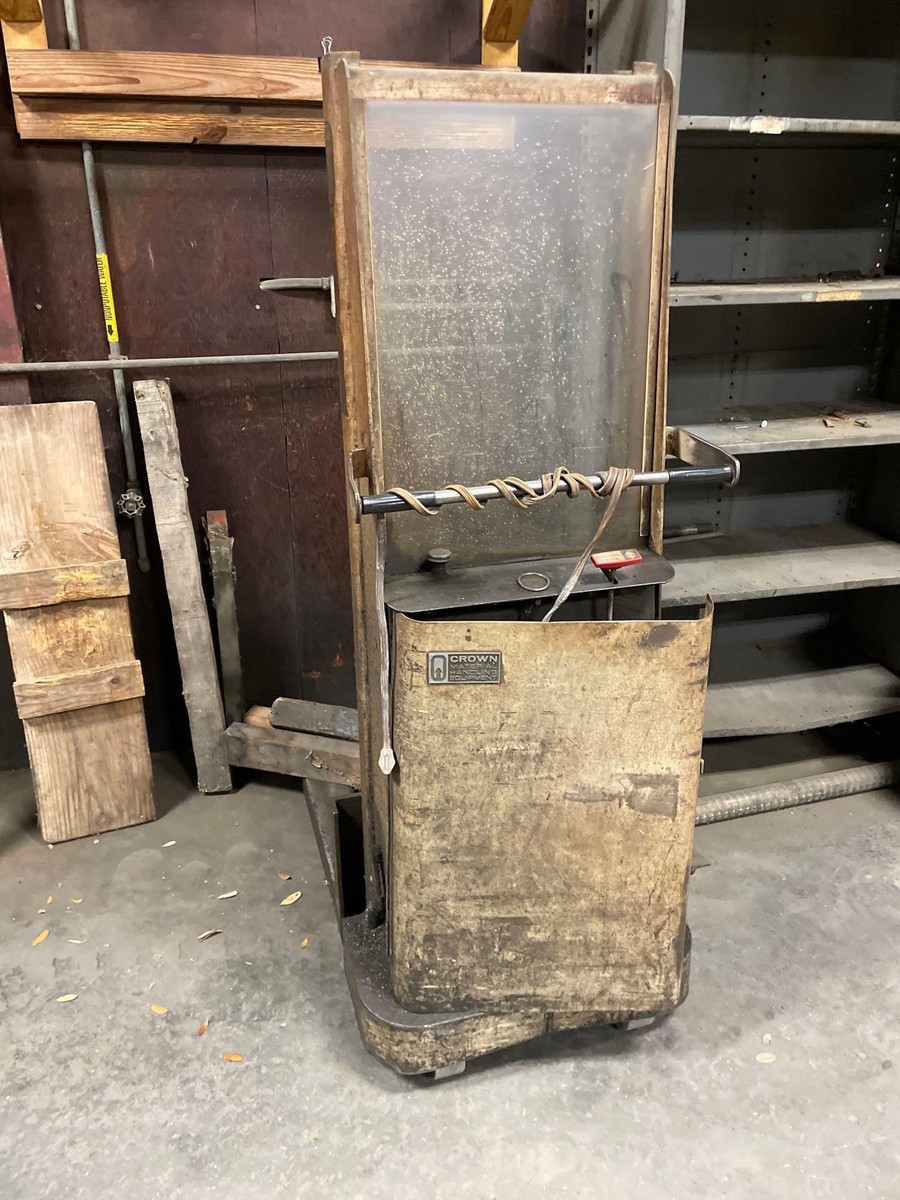 Crown Plug In Lift max capacity 1500 Lbs